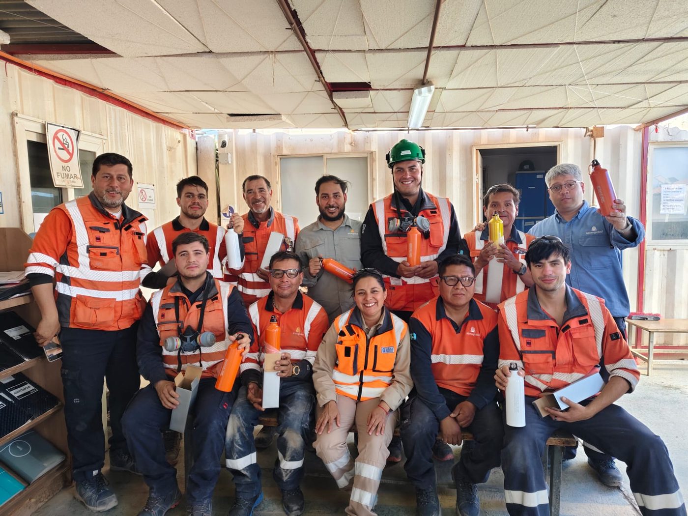 Equipo de Microglobal en instalación de faena
