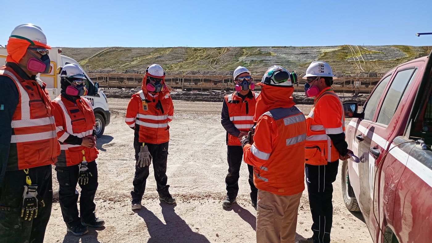Charla de seguridad del equipo en terreno